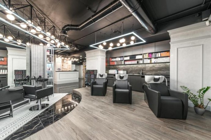 Cosmética Capilar Profissional vs. Comercial: Quais São as Verdadeiras Diferenças?